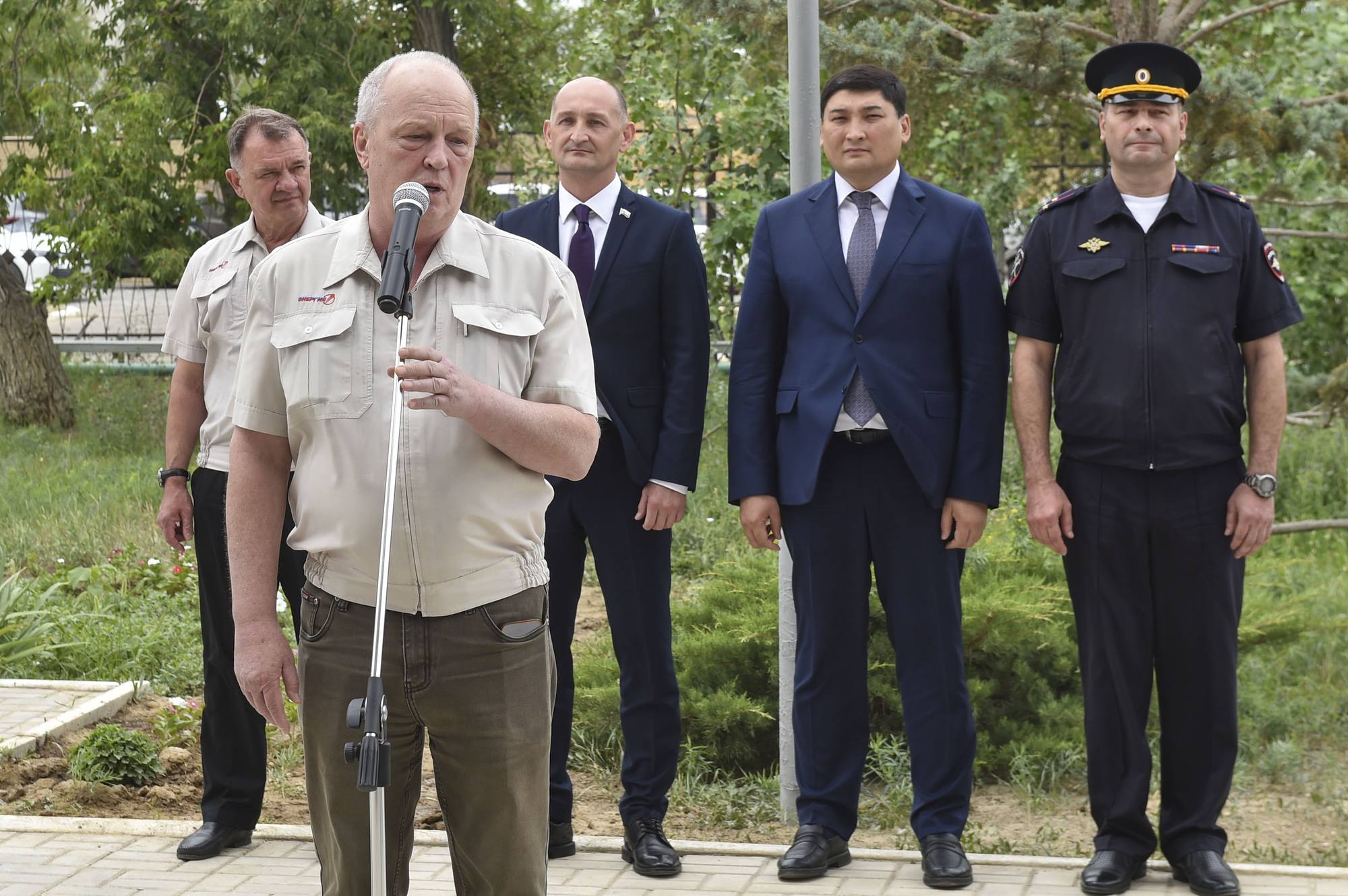 Sergueï Romanov (Energuya), responsable du segment russe de l'ISS, prend la parole.