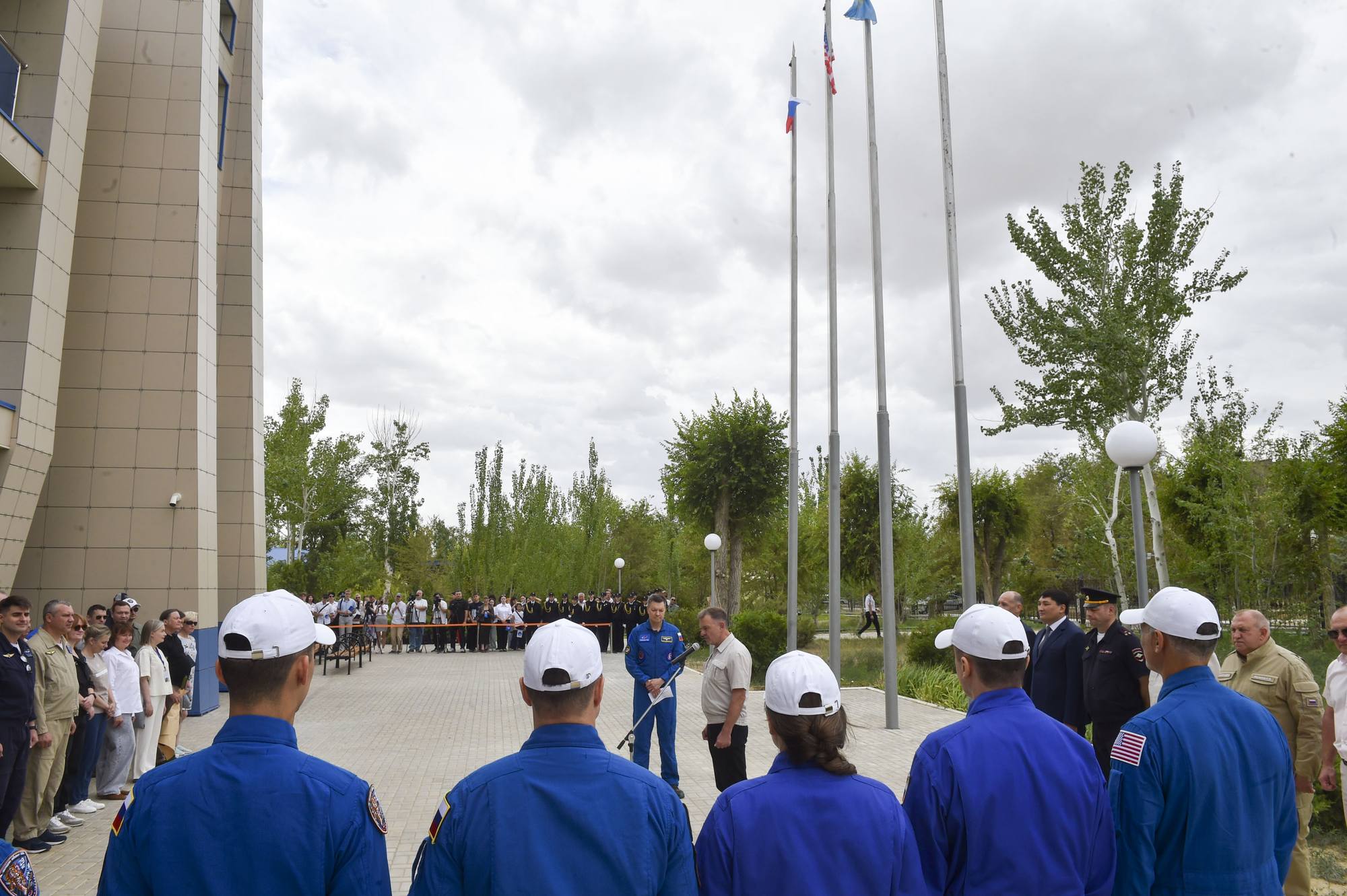 La cérémonie de lever des drapeaux.