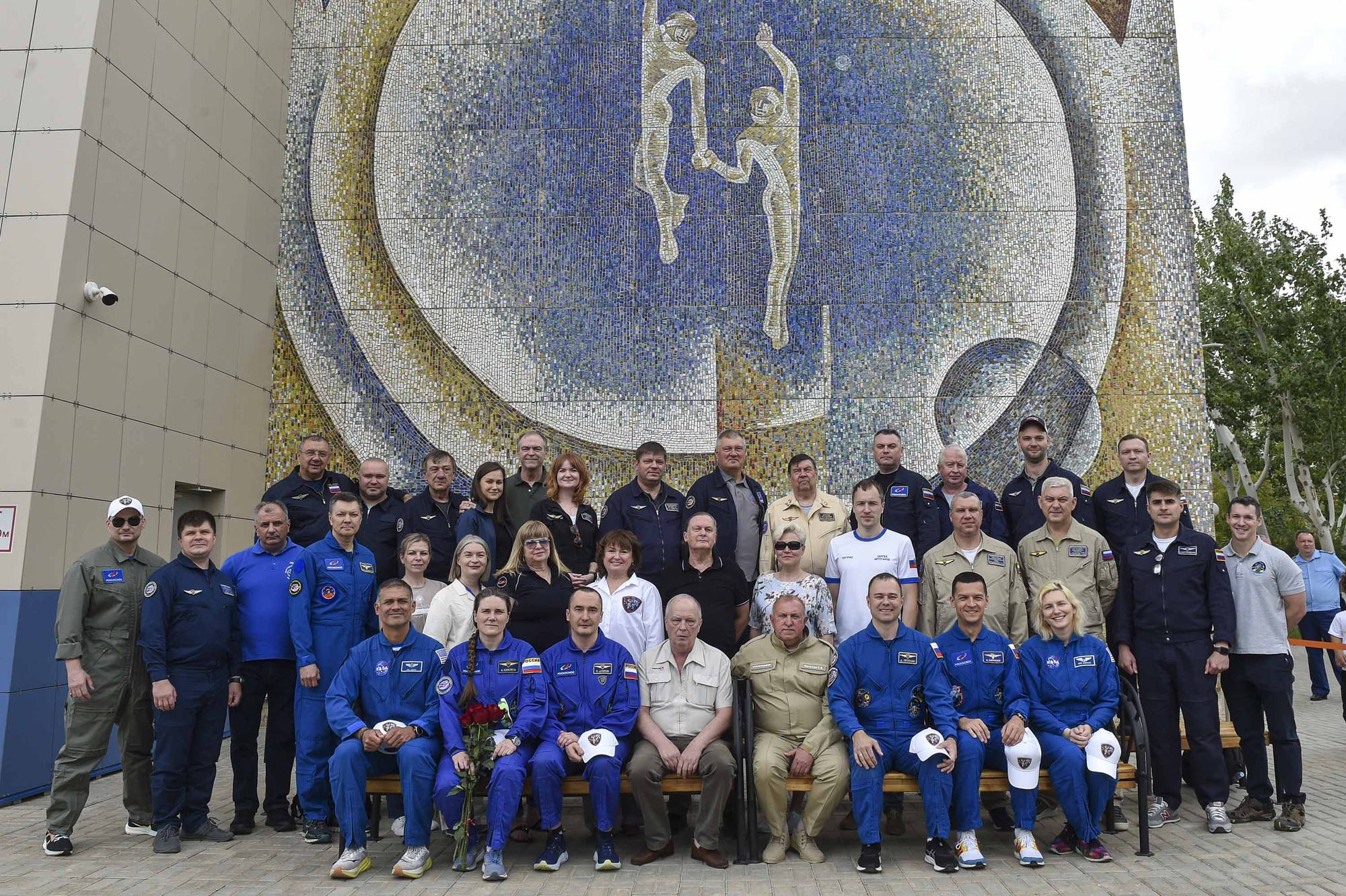 La traditionnelle phot de groupe avec les équipages et le personnel du TsPK.