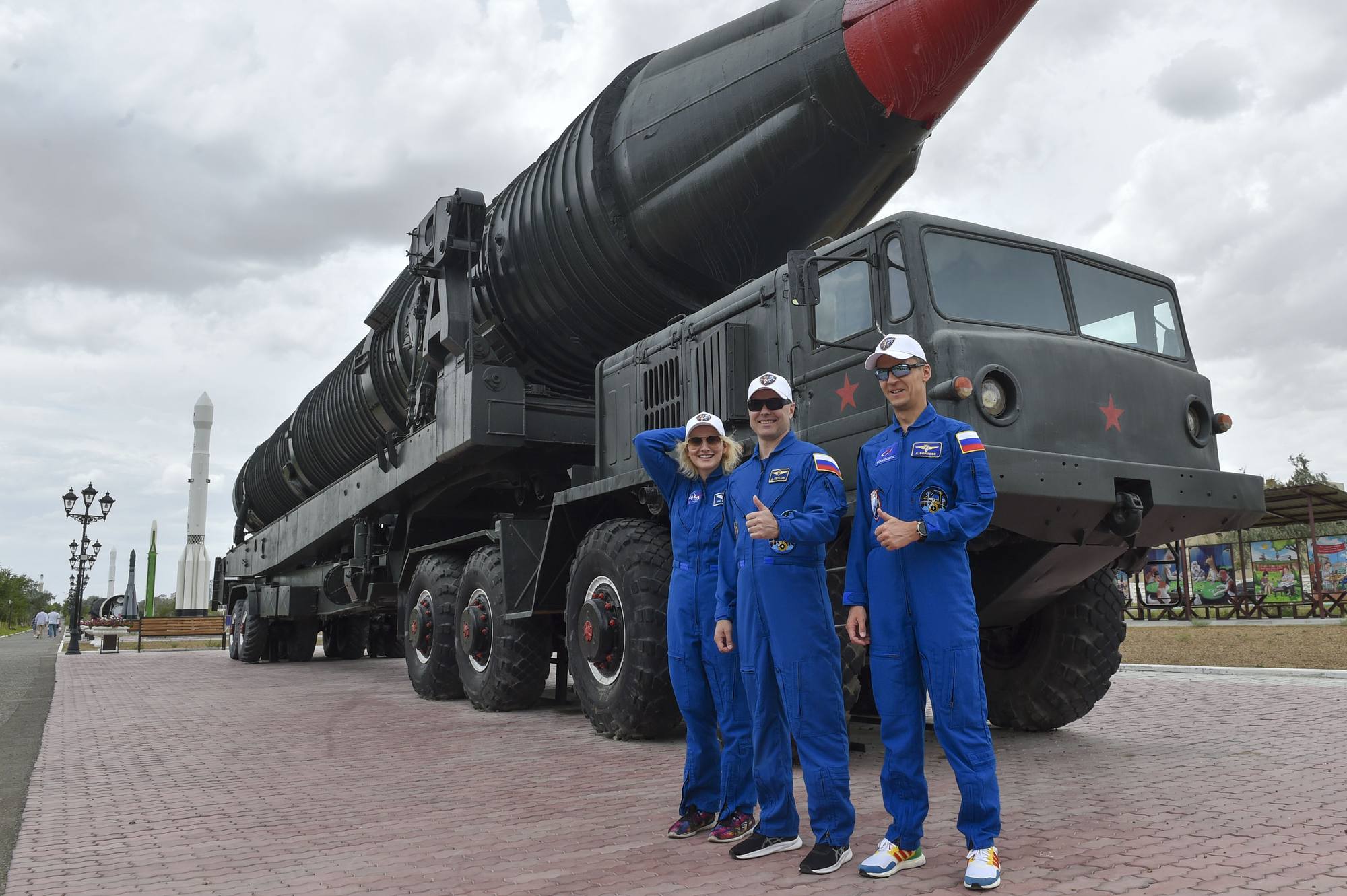 Devant un missile intercontinental.