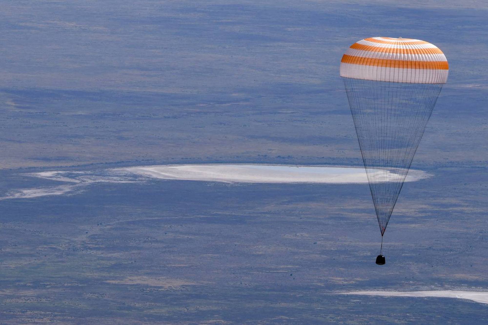 Soyouz MS-28 sous son parachute.