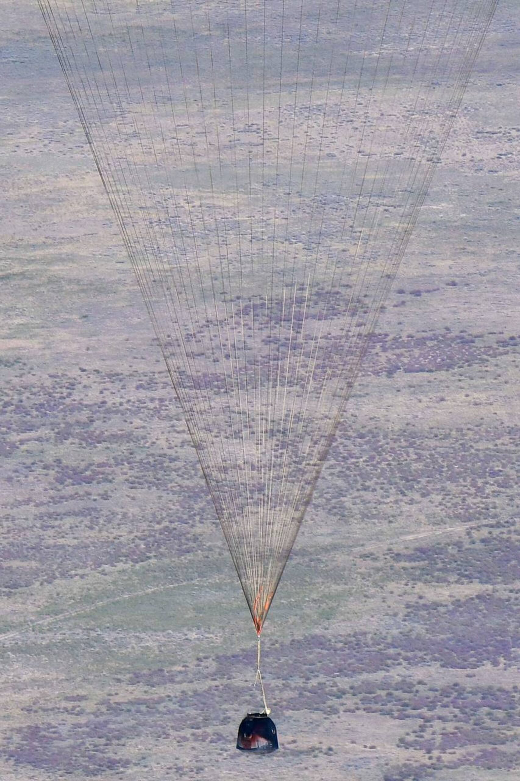 Soyouz MS-28 sous son parachute.