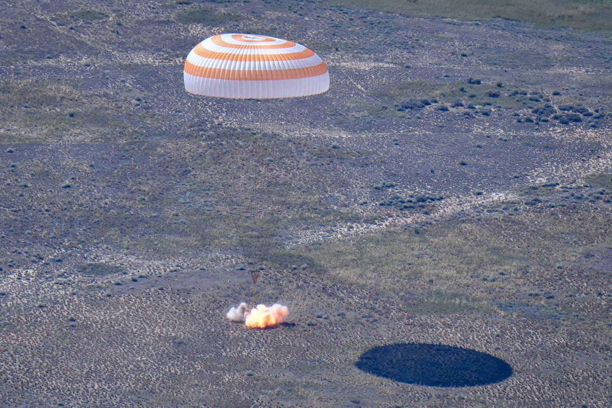 Soyouz MS-28 sous son parachute.