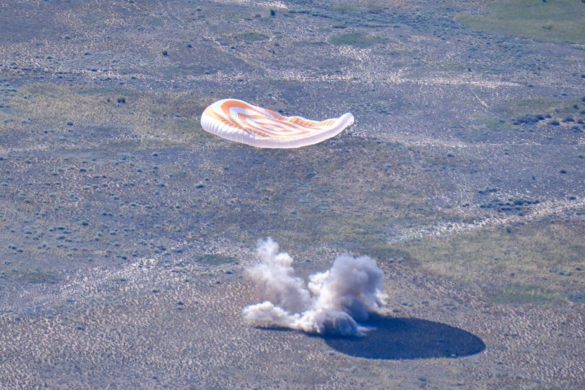 Soyouz MS-28 sous son parachute après le contact avec le sol.
