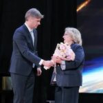 Dmitry Bakanov félicite une employée de RKK Energuya lors de la cérémonie des 80 ans de l'entreprise.