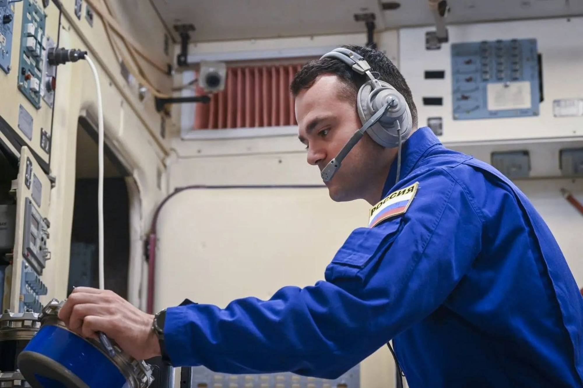 Aroutyoun Kivirian dans le simulateur du segment russe de l'ISS.