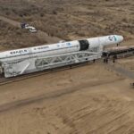 Le lanceur Soyouz-5 lors de son transport vers le pas de lancement.