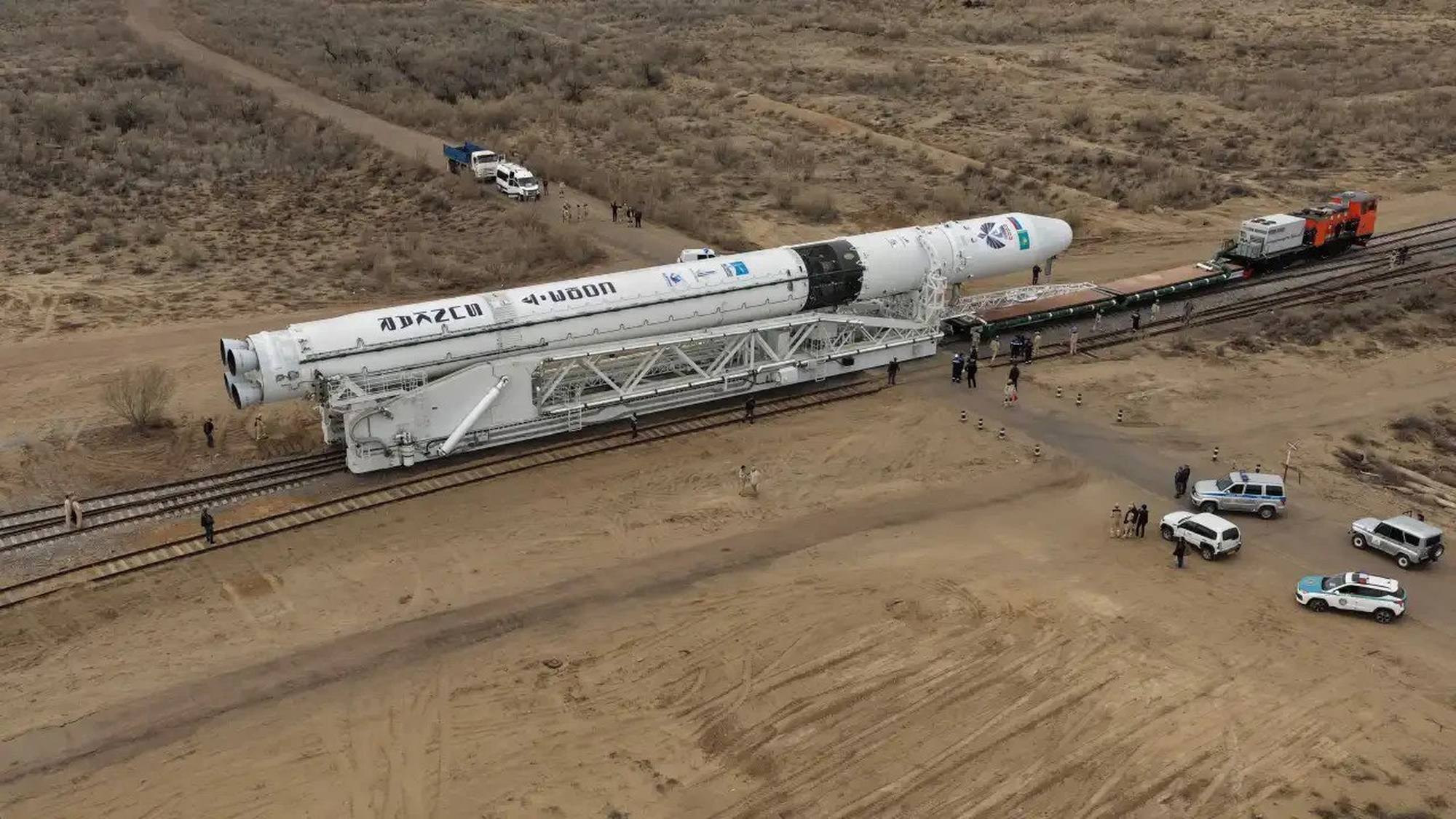 Le lanceur Soyouz-5 lors de son transport vers le pas de lancement.