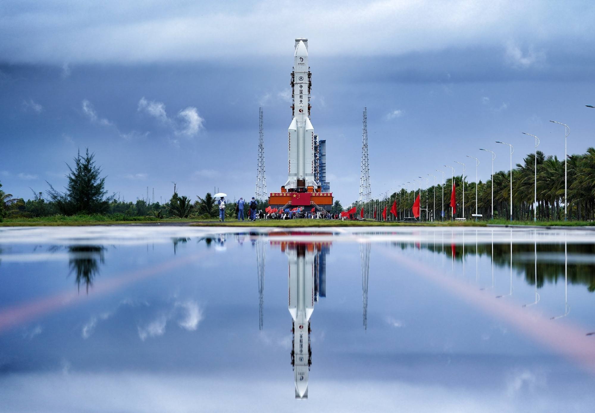 Le lanceur de Chang'e-7 sur son pas de tir. Il devra retourner à l'abri pour une longue période.
