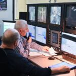 Les instructeurs/examinaneurs devant les écrans de contrôle du simulateur.