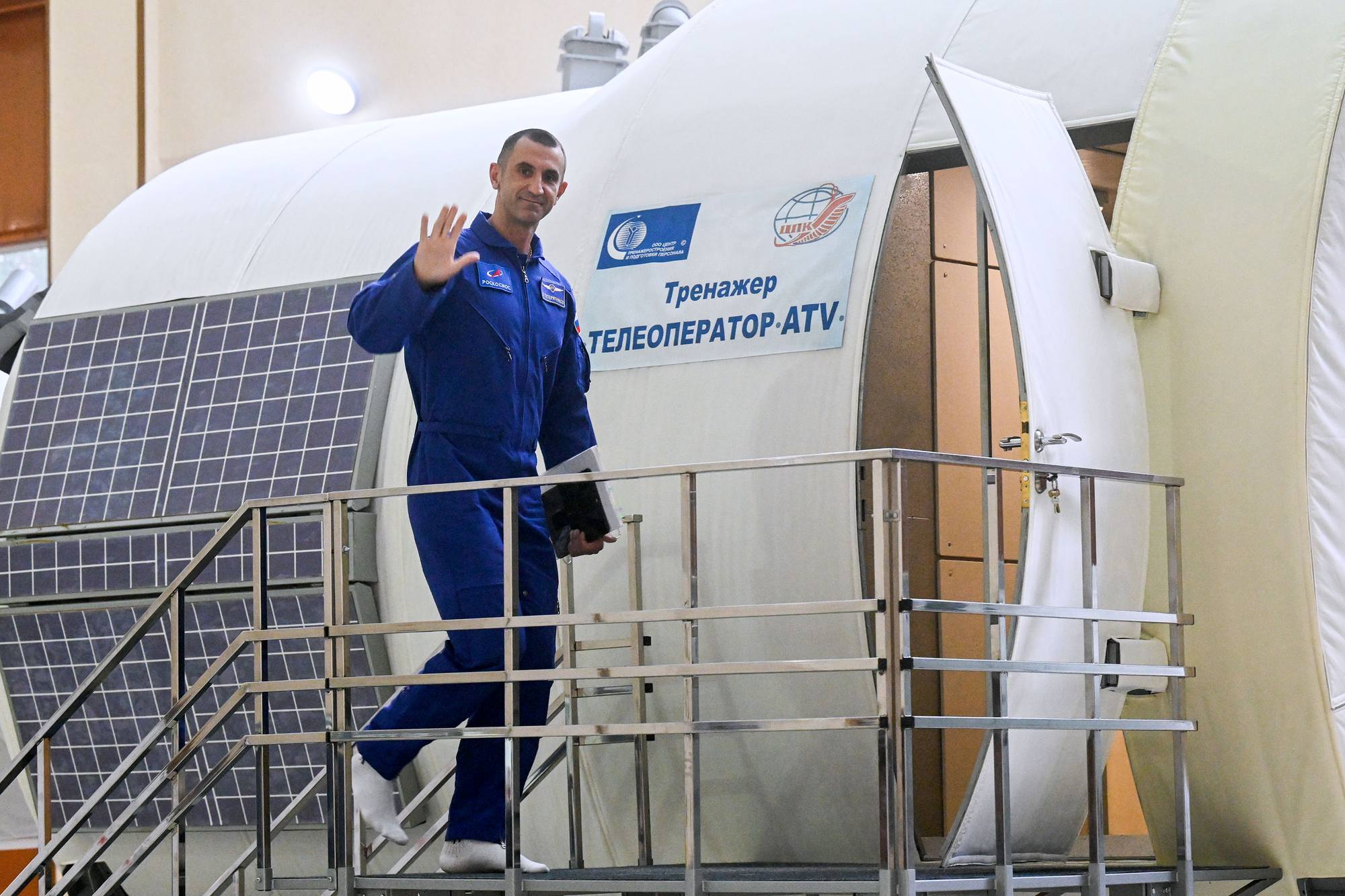 Sergueï Teteryatnikov au moment d'entrer dans le simulateur.