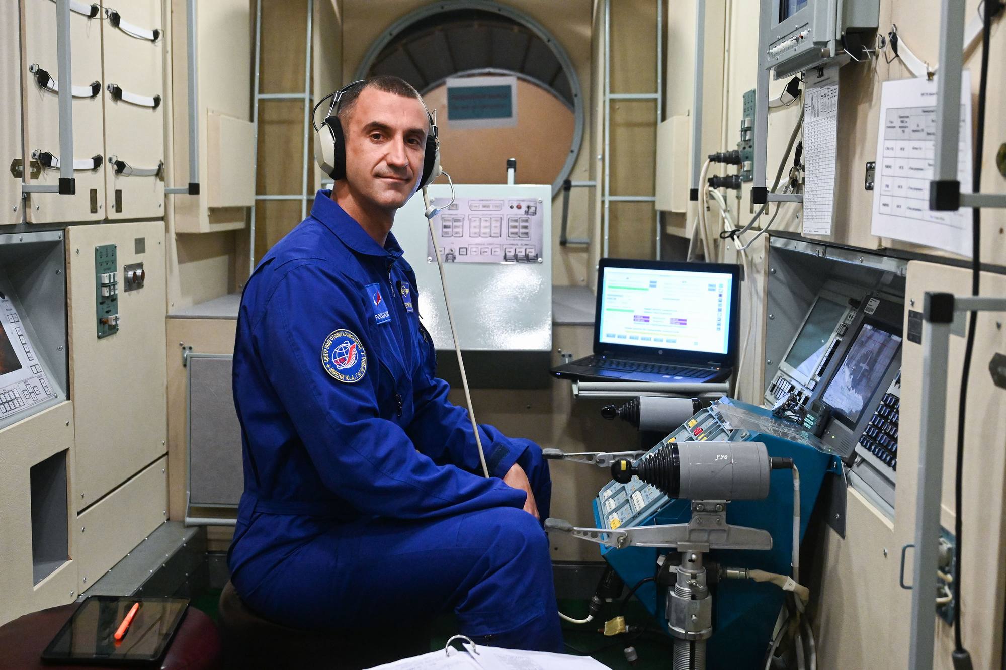 Sergueï Teteryatnikov au travail avec TOROu.