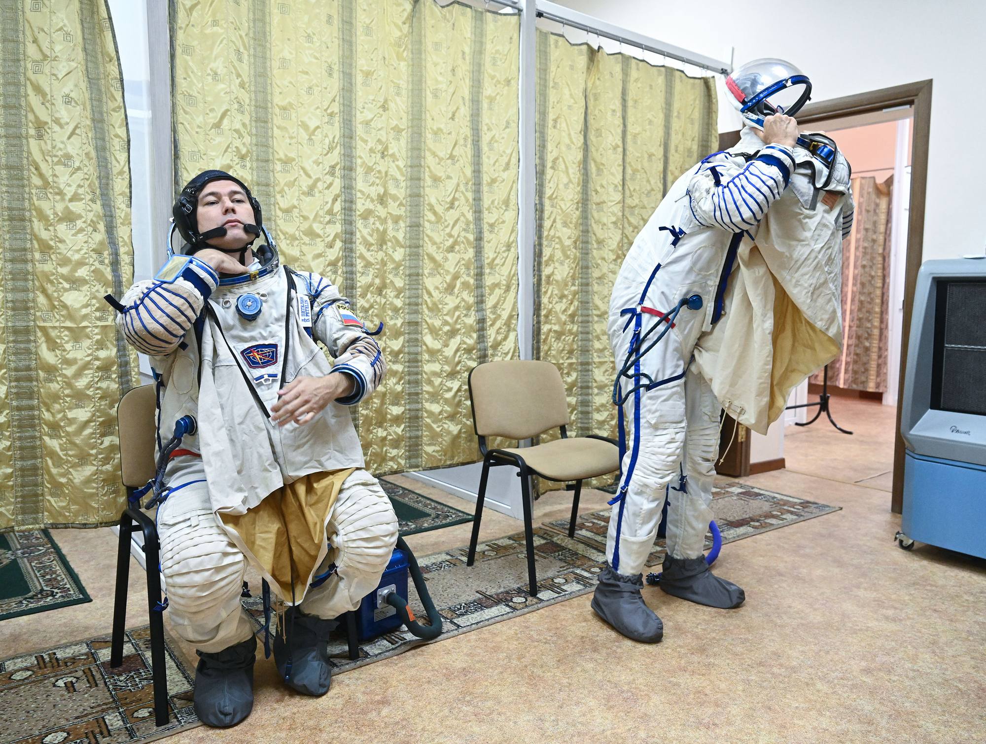 Les deux cosmonautes s'habillent dans une salle similaire à celle de Baïkonour.