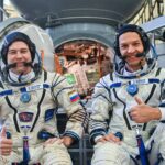 Dmitry Peteline et Konstantin Borissov à l'entrée du simulateur soyouz.