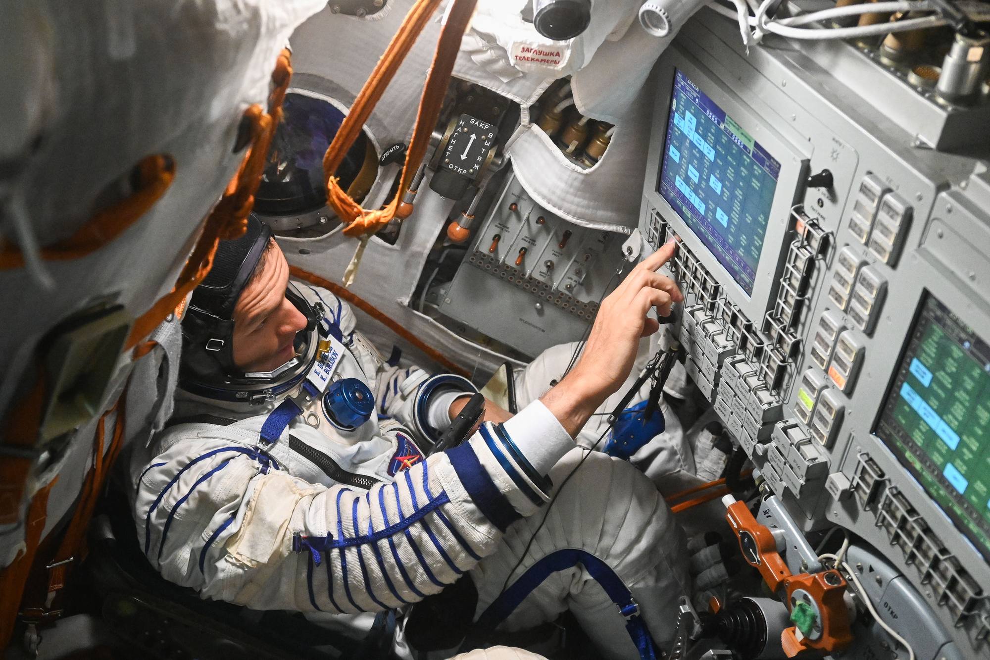 Konstantin Borissov dans le simulateur Soyouz.