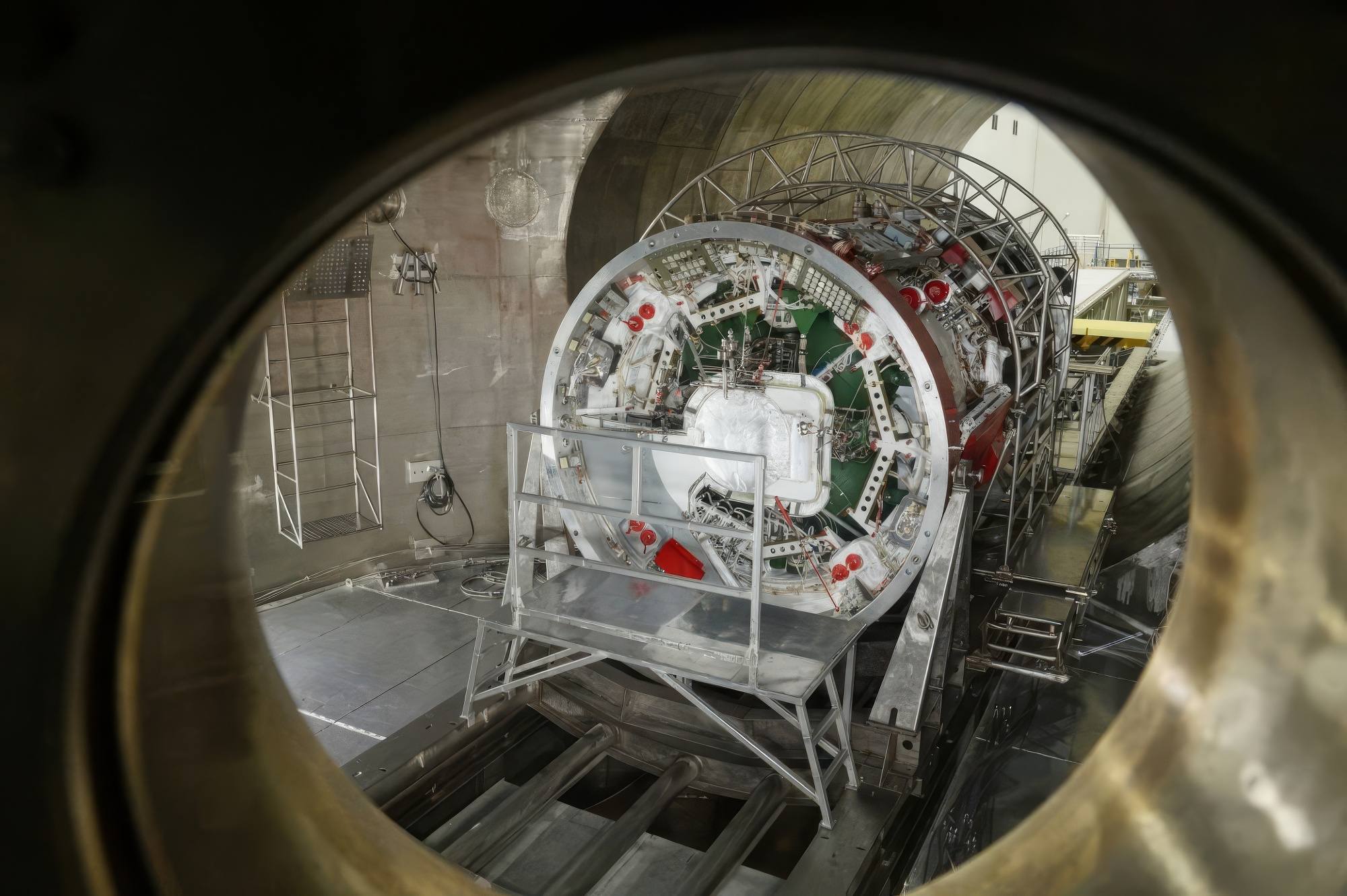 Le cargo dans la chambre à vide vu depuis un hublot de celle-ci.