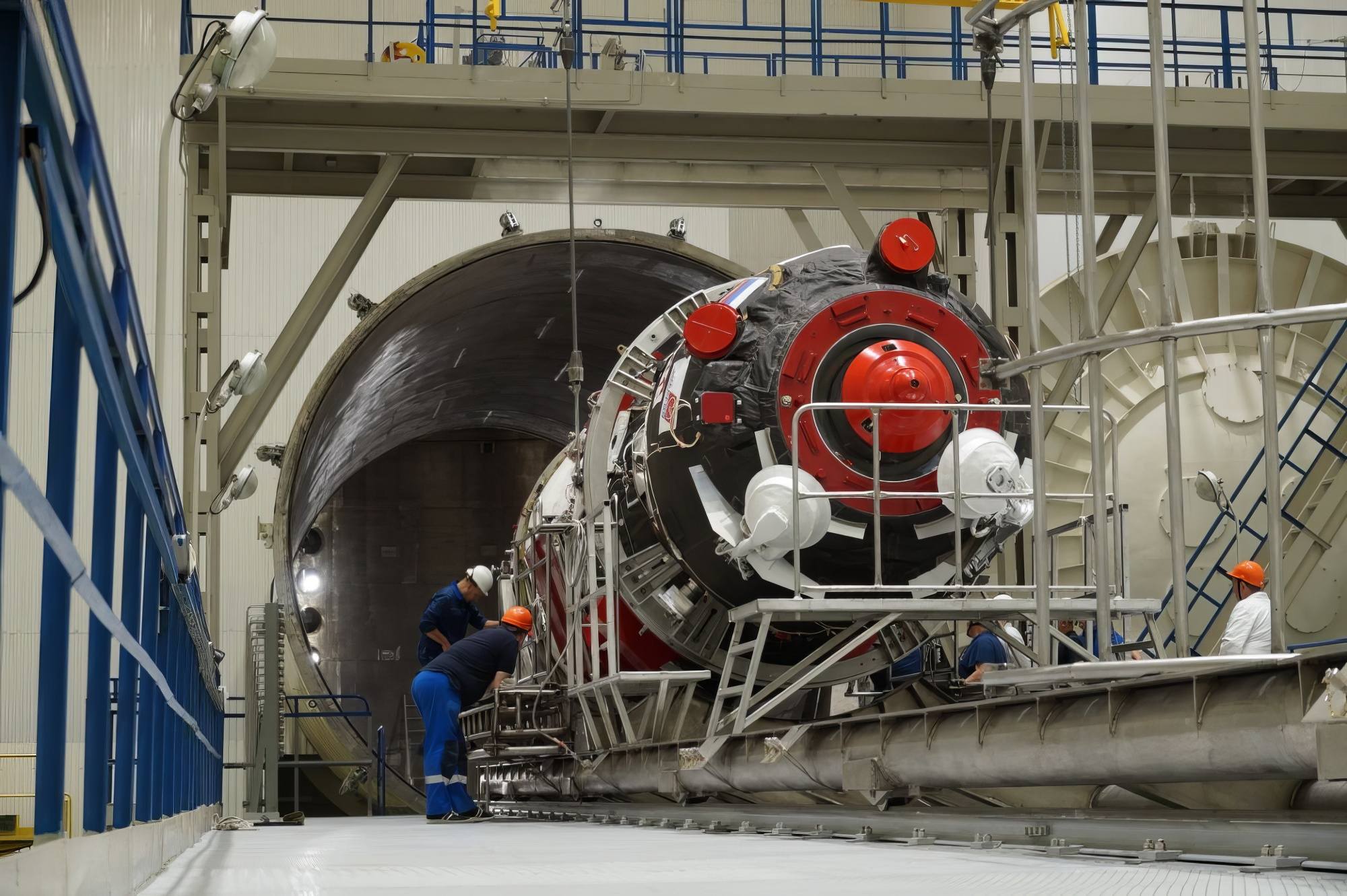 Le cargo est prêt à entrer dans le tunnel d'accès à la chambre à vide.