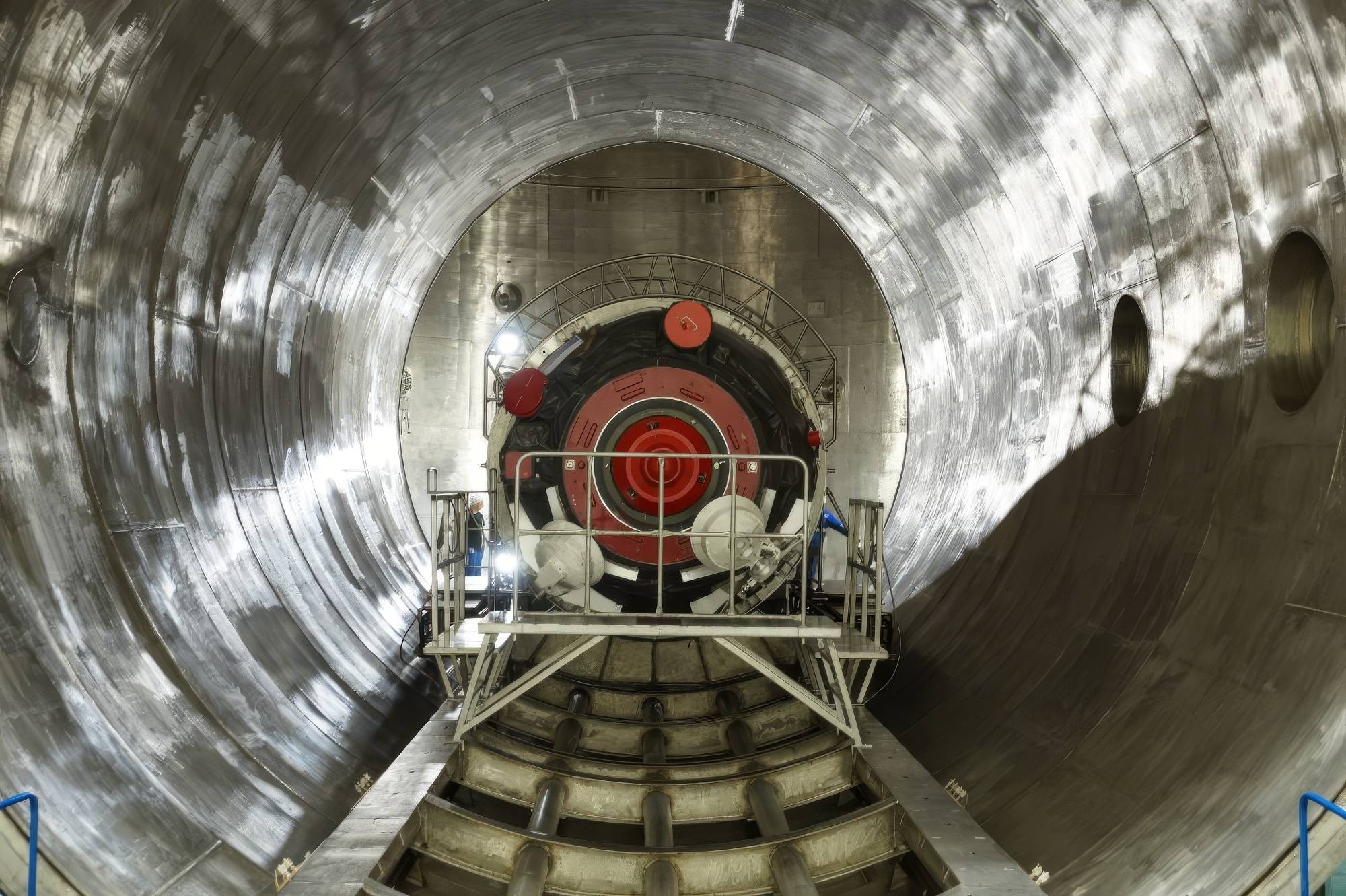 Le cargo gagne la chambre à vide par le tunnel d'accès.