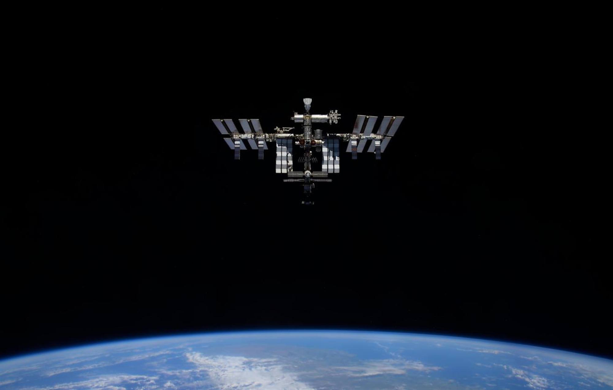 L'ISS au-dessus de la Terre.