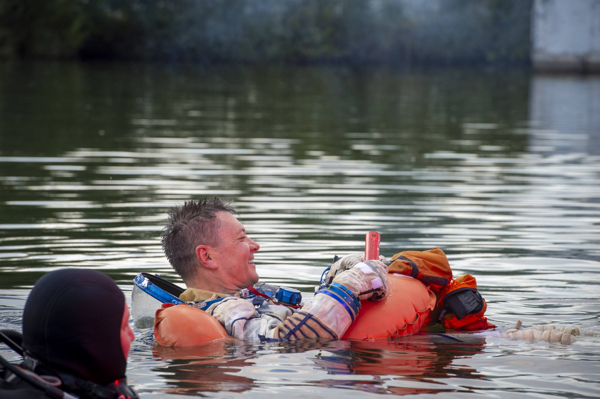 Evacuation d'urgence: les cosmonautes garde leur combinaison spatiale.