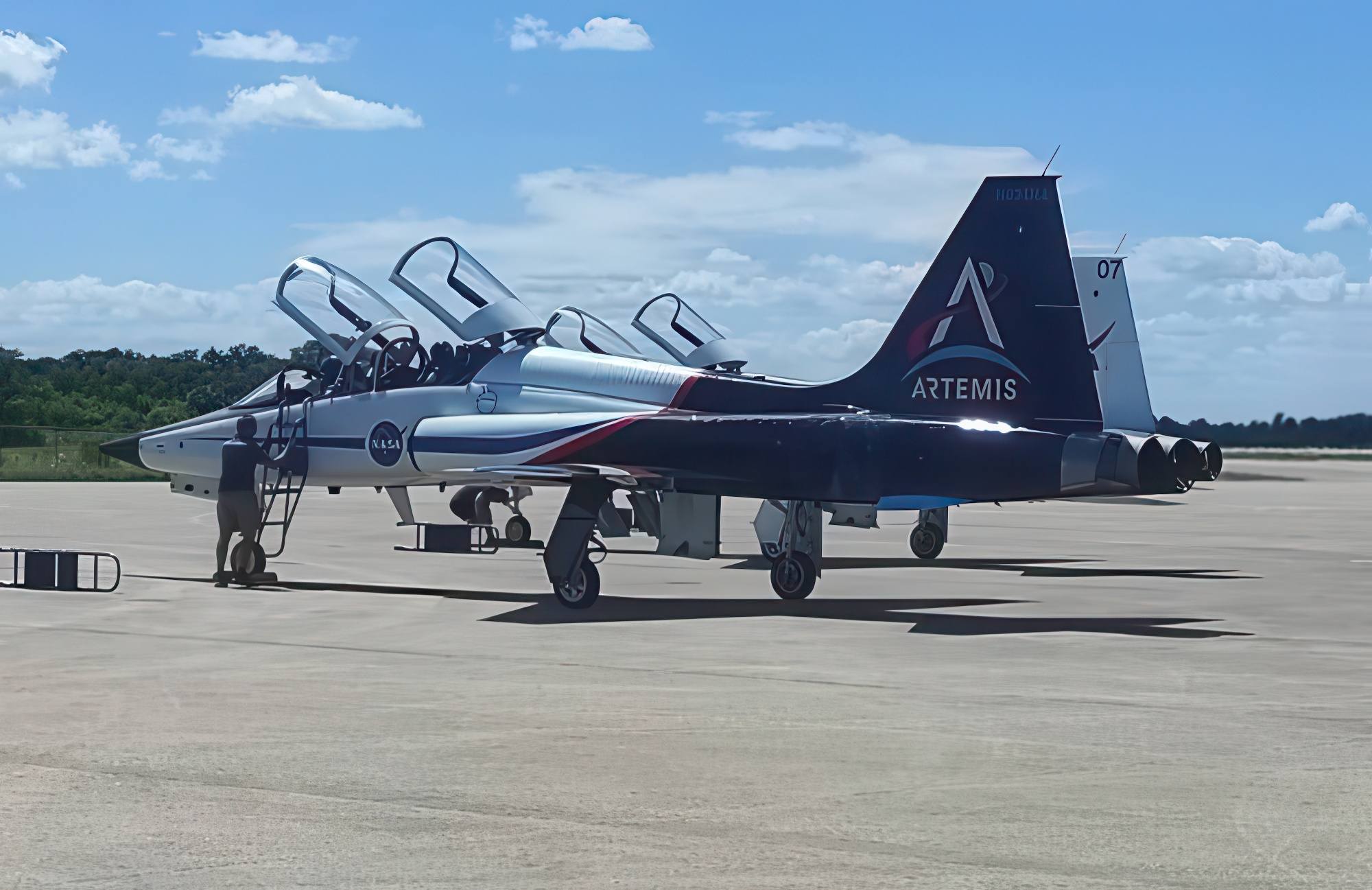 Les deux T-38 qui ont amené l'équipage de Houston à Cap Kennedy en Floride.