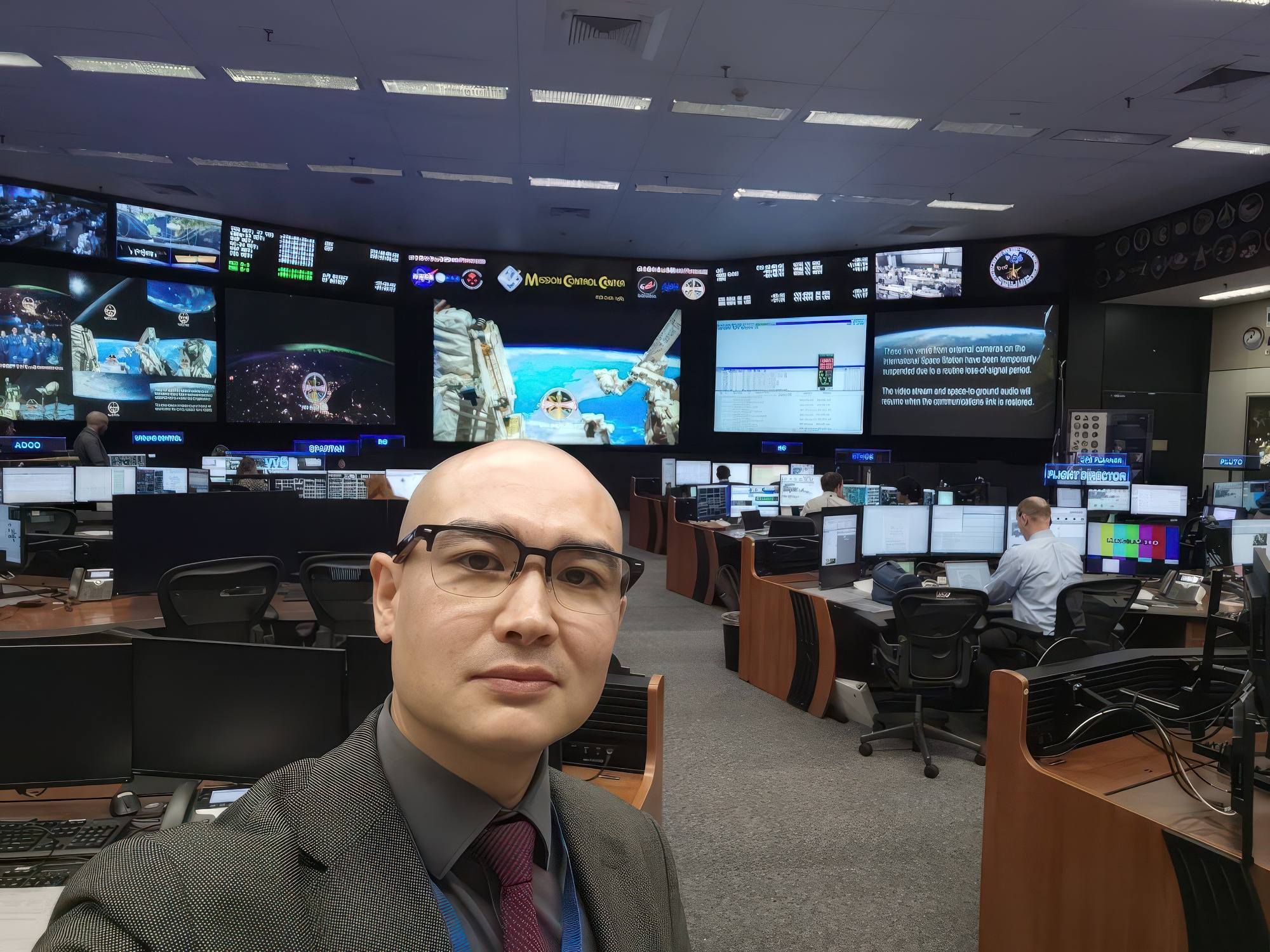 Le médecin Arslan Nyazov dans la salle du Mission Contrôle de la NASA à Houston.