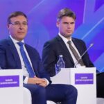 Dmitry Bakanov (à droite) lors d'une séance de "Microélectronique-2026".