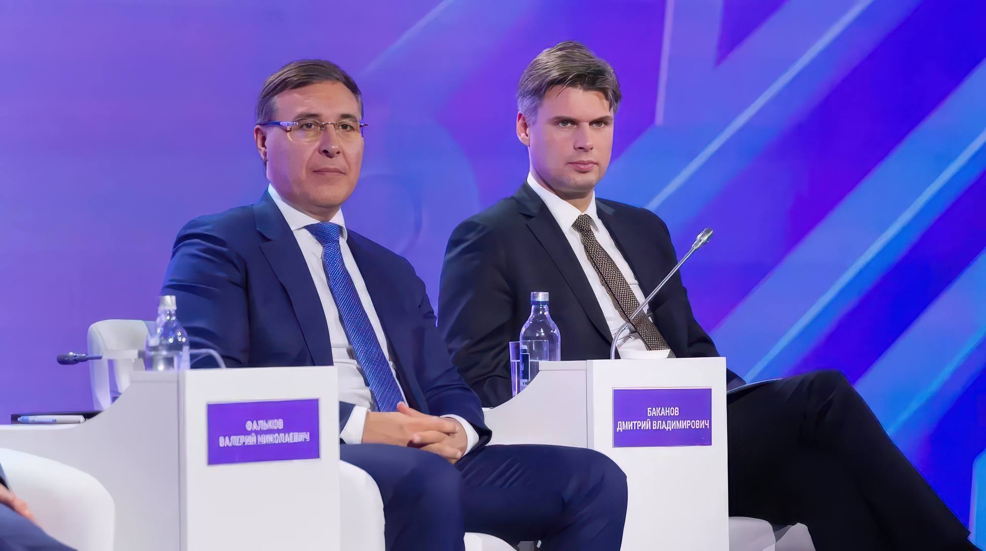 Dmitry Bakanov (à droite) lors d'une séance de "Microélectronique-2026".