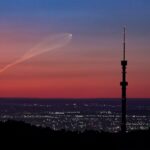 Cette photo unique est due à Dmitry Dotsenko prise depuis Almaty au Kazakhstan soit donc à 1000 Km de Baïkonour et à 800 Km de la trajectoire de la fusée.
