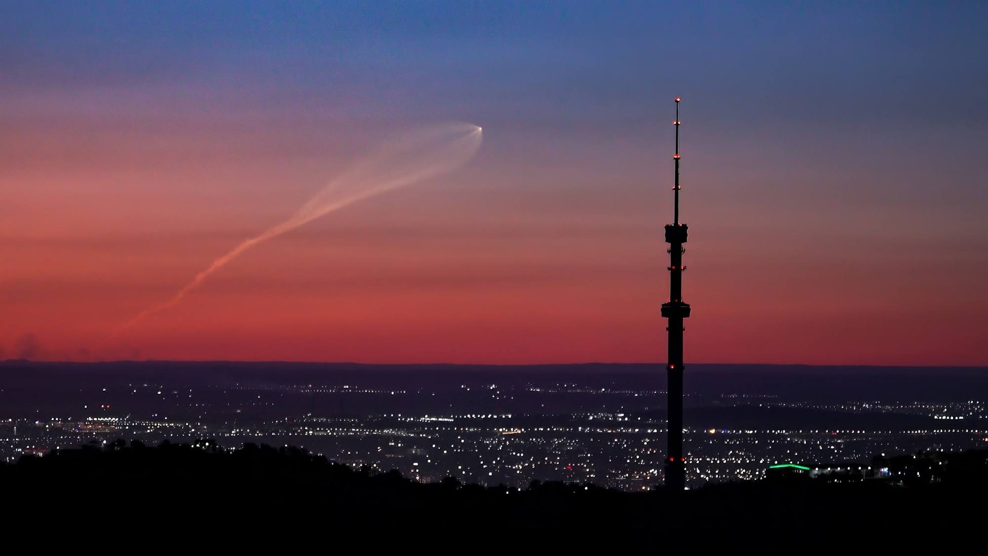 Cette photo unique est due à Dmitry Dotsenko prise depuis Almaty au Kazakhstan soit donc à 1000 Km de Baïkonour et à 800 Km de la trajectoire de la fusée.