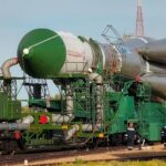 Le lanceur avec Progress MS-35 en route pour le pas de tir. Il devra faire le chemin inverse.