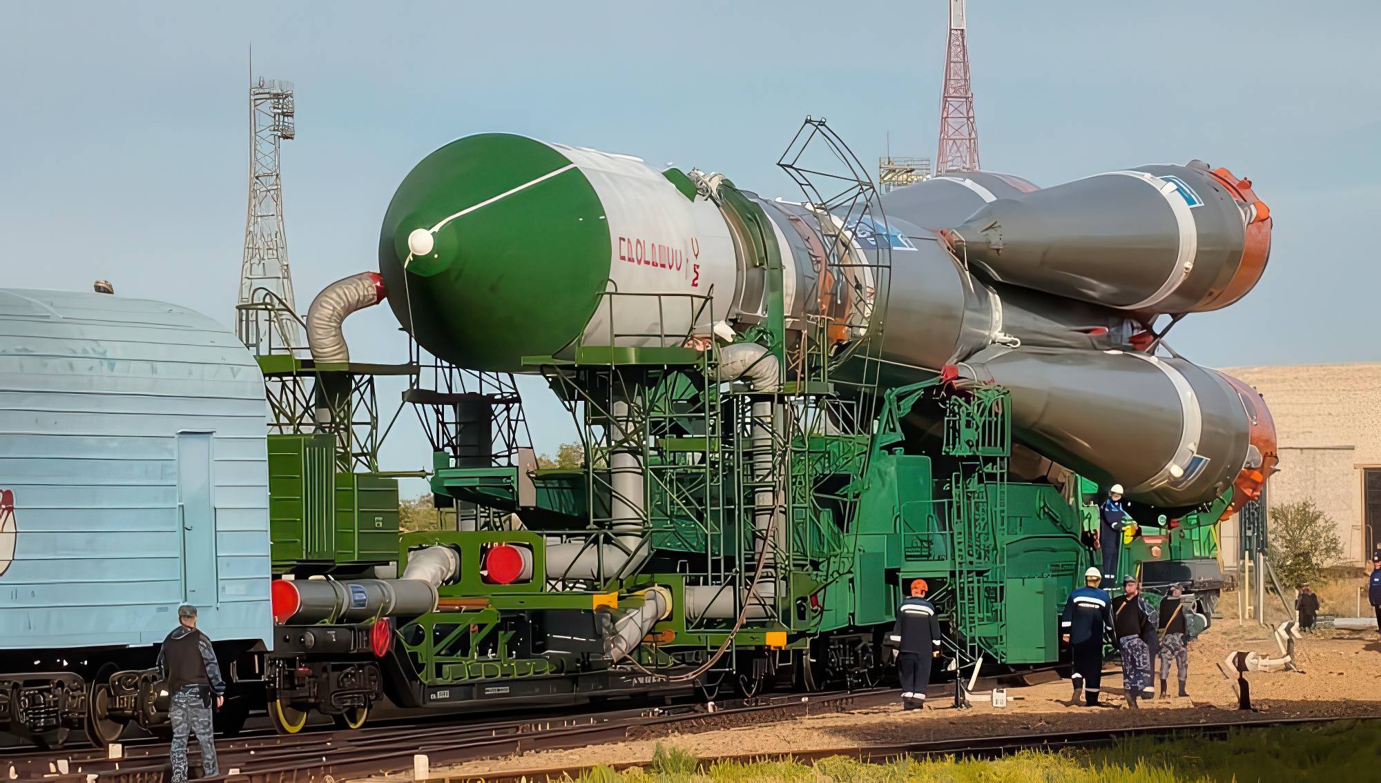 Le lanceur avec Progress MS-35 en route pour le pas de tir. Il devra faire le chemin inverse.