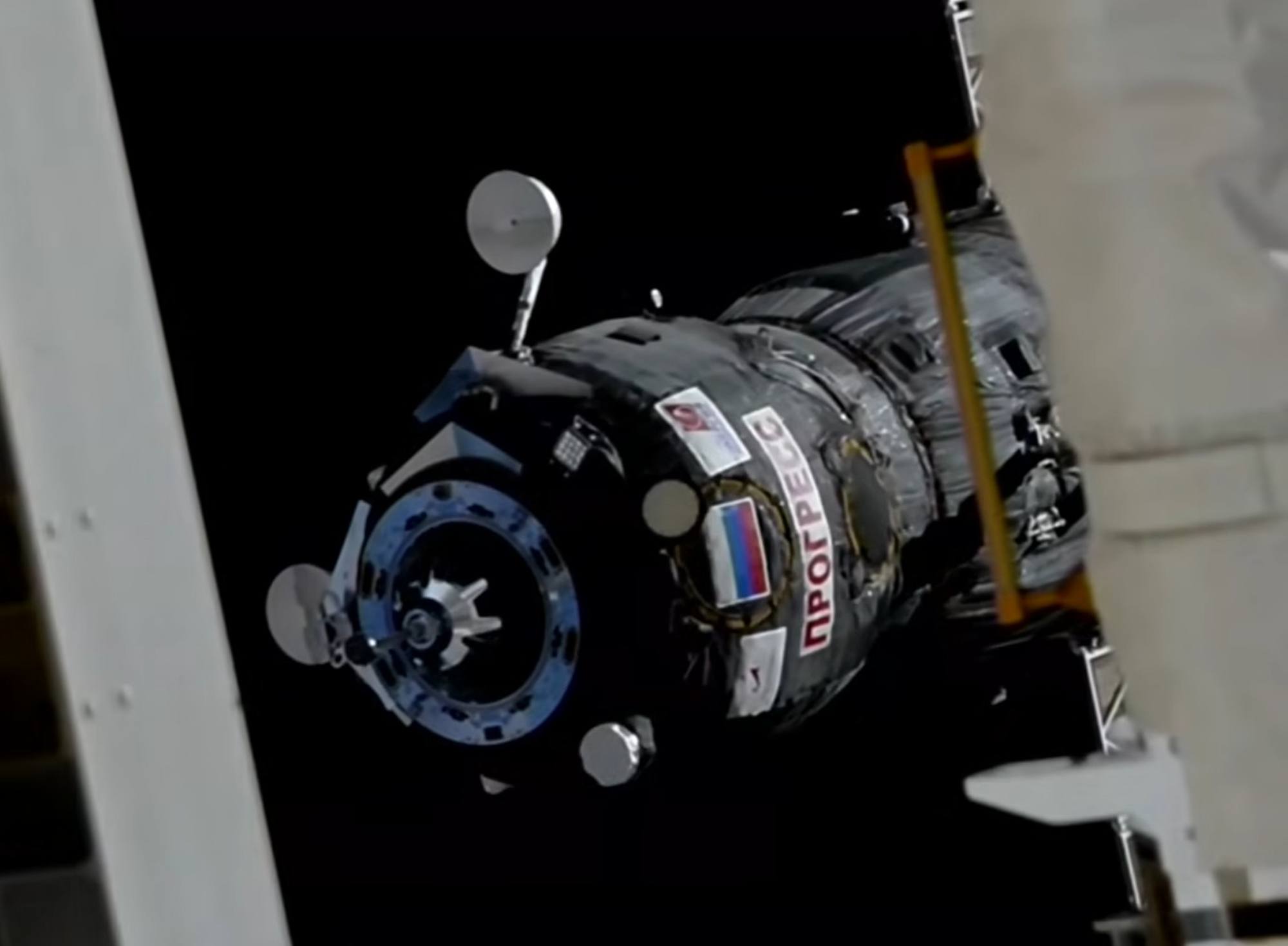 Progress MS-35 en approche vu à travers les panneaux radiatifs de l'ISS.