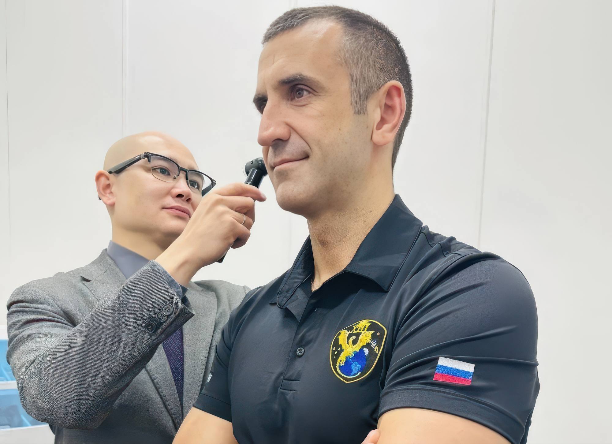 Examen médical quotidien pour Sergueï Teteryatnikov.