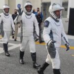 La sortie des cosmonaute et astronautes pour se rendre au pas de tir.