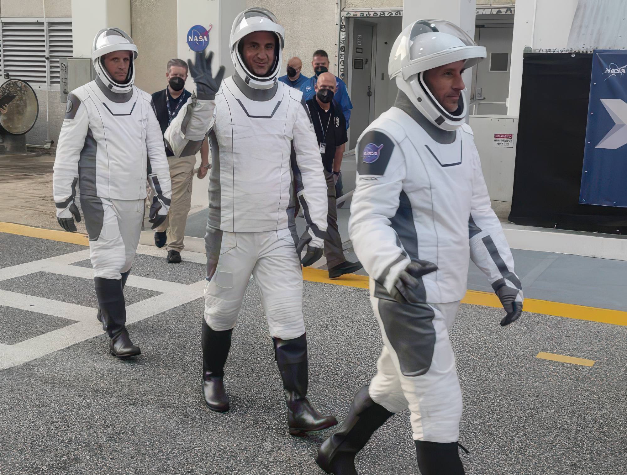 La sortie des cosmonaute et astronautes pour se rendre au pas de tir.