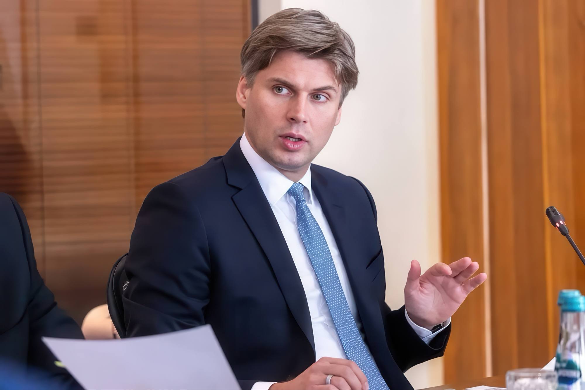 Dmitry Bakanov durant la réunion.
