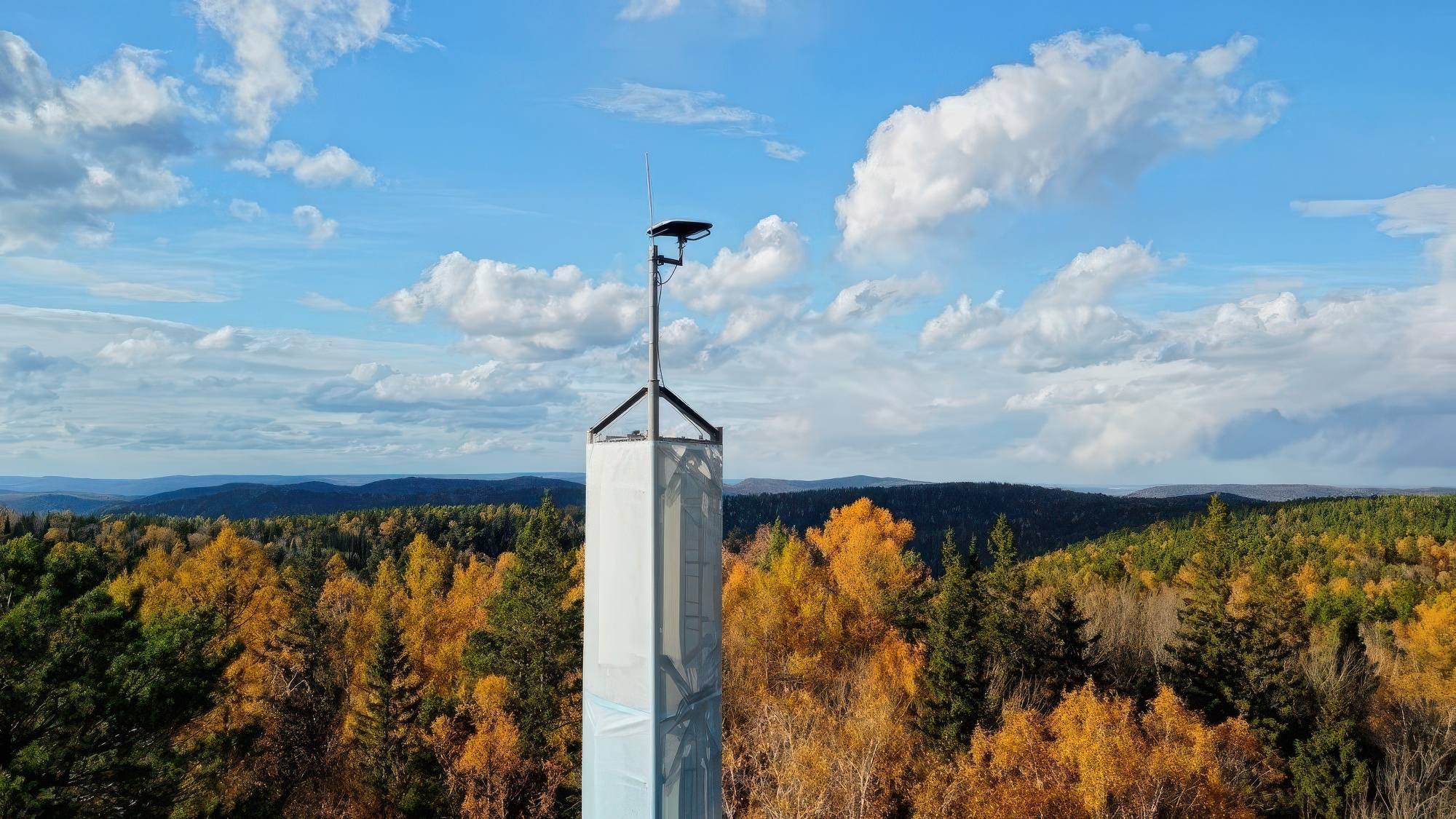 Le terminal Ultra.1440 en haut d'une antenne de Megafon.