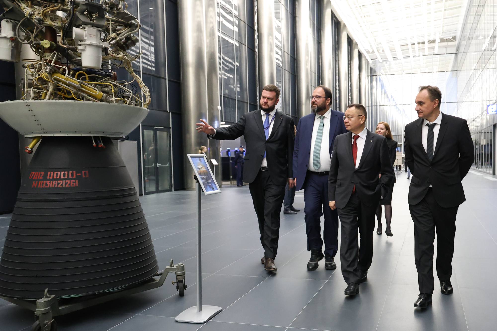 Des ministres arrivant au NKTs.