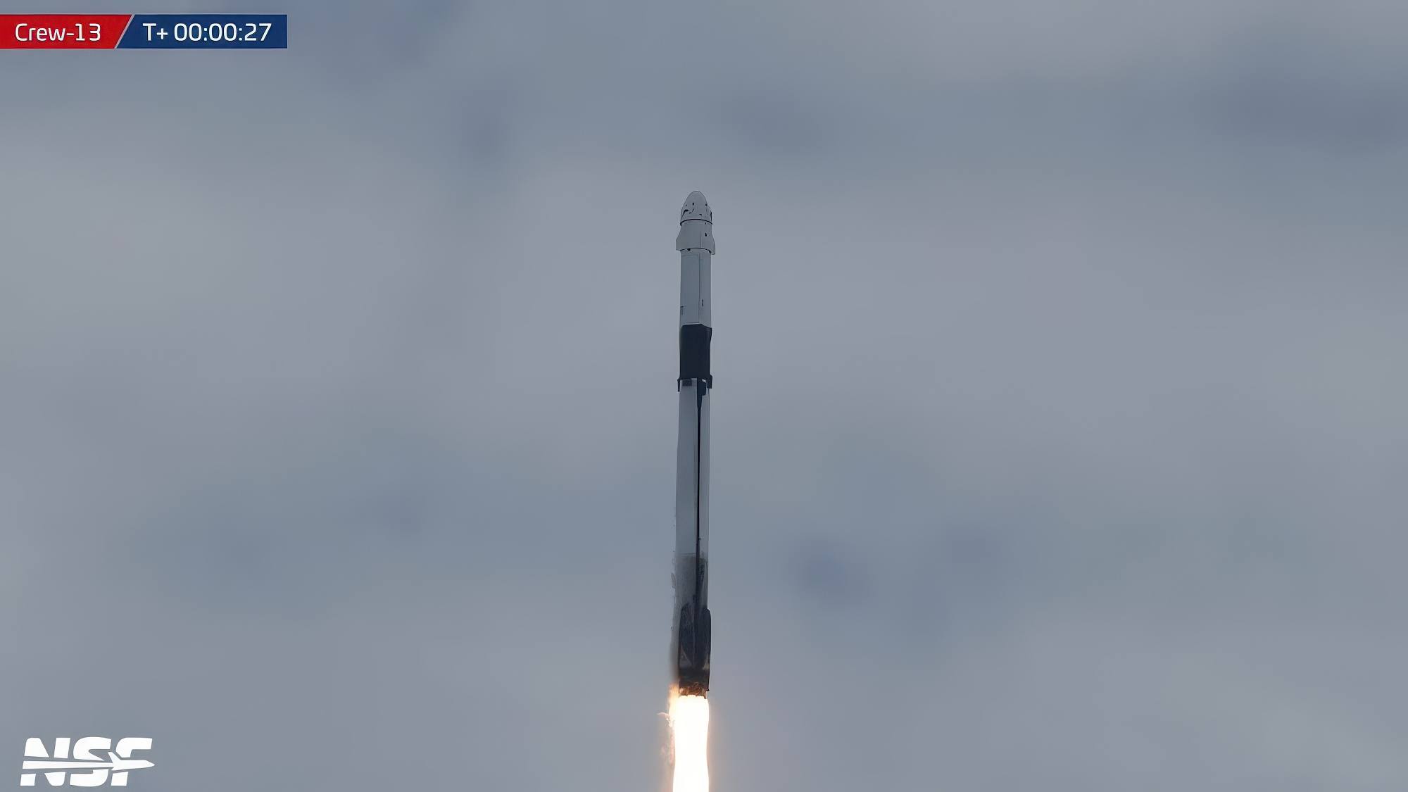 Décollage de Crew Dragon depuis le pas 40 du Centre spatial Kennedy.