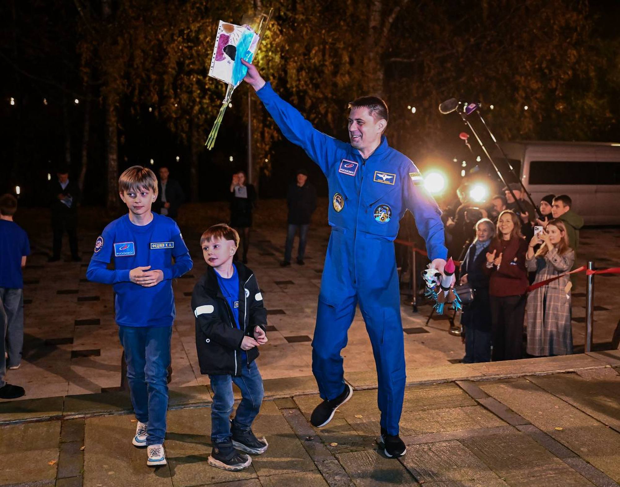 En compagnie de deux de ses fils.