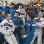 A l'avant du groupe des membres de l'équipage de l'ISS, Pyotr Doubrov et Jessica Meir.