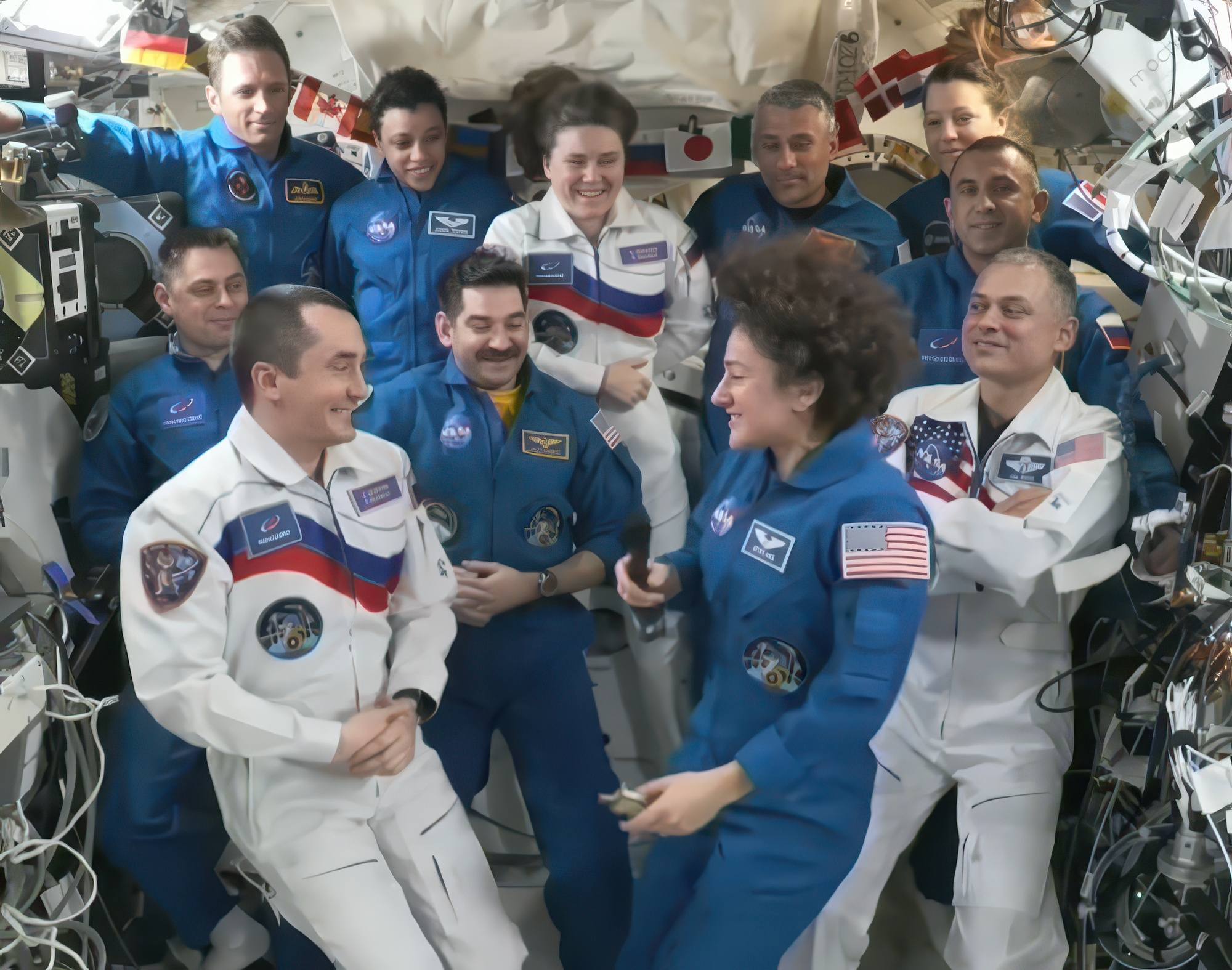A l'avant du groupe des membres de l'équipage de l'ISS, Pyotr Doubrov et Jessica Meir.