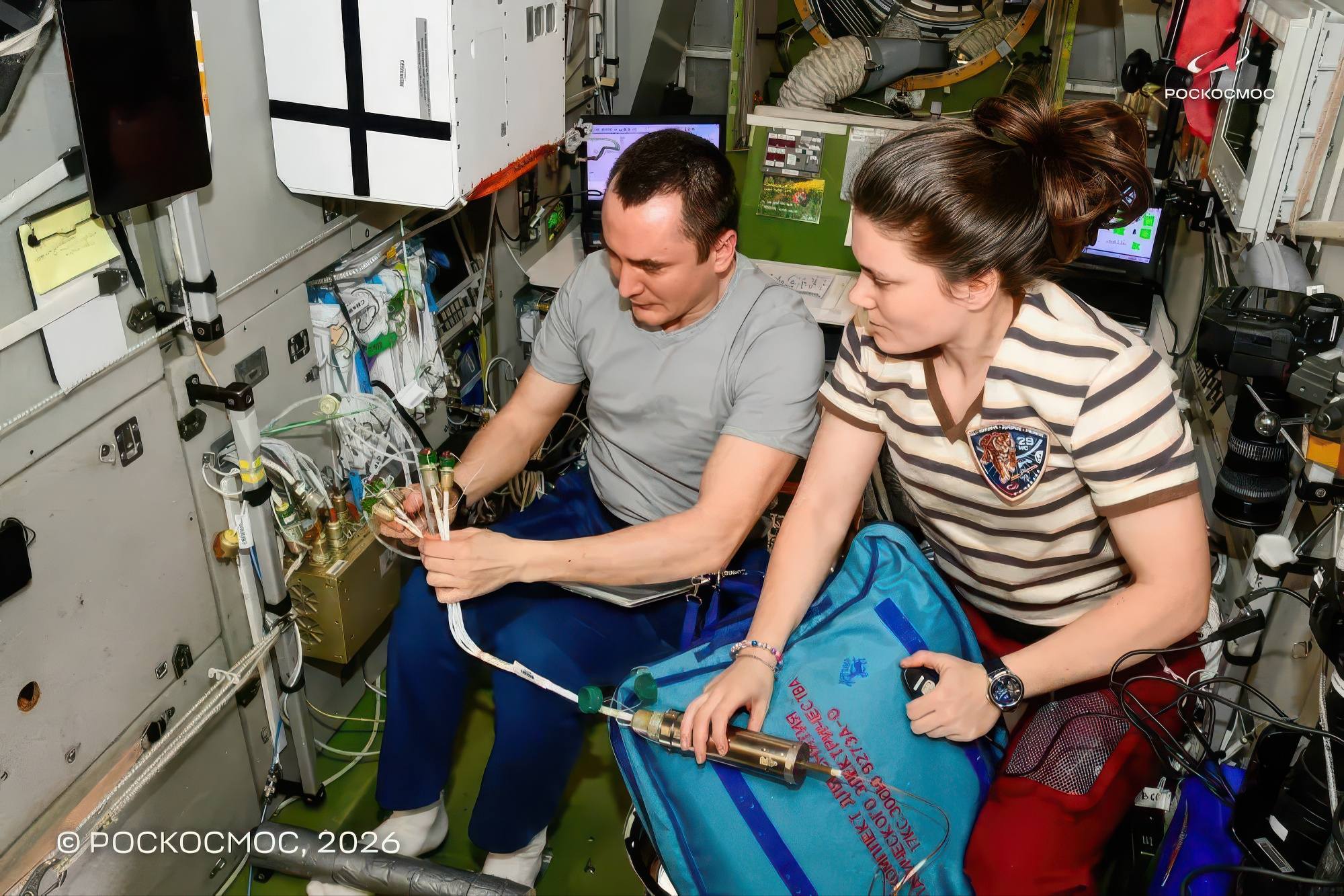 Installation de l'appareil à bord du segment russe de l'ISS par Pyotr Doubrov et Anna Kikina.