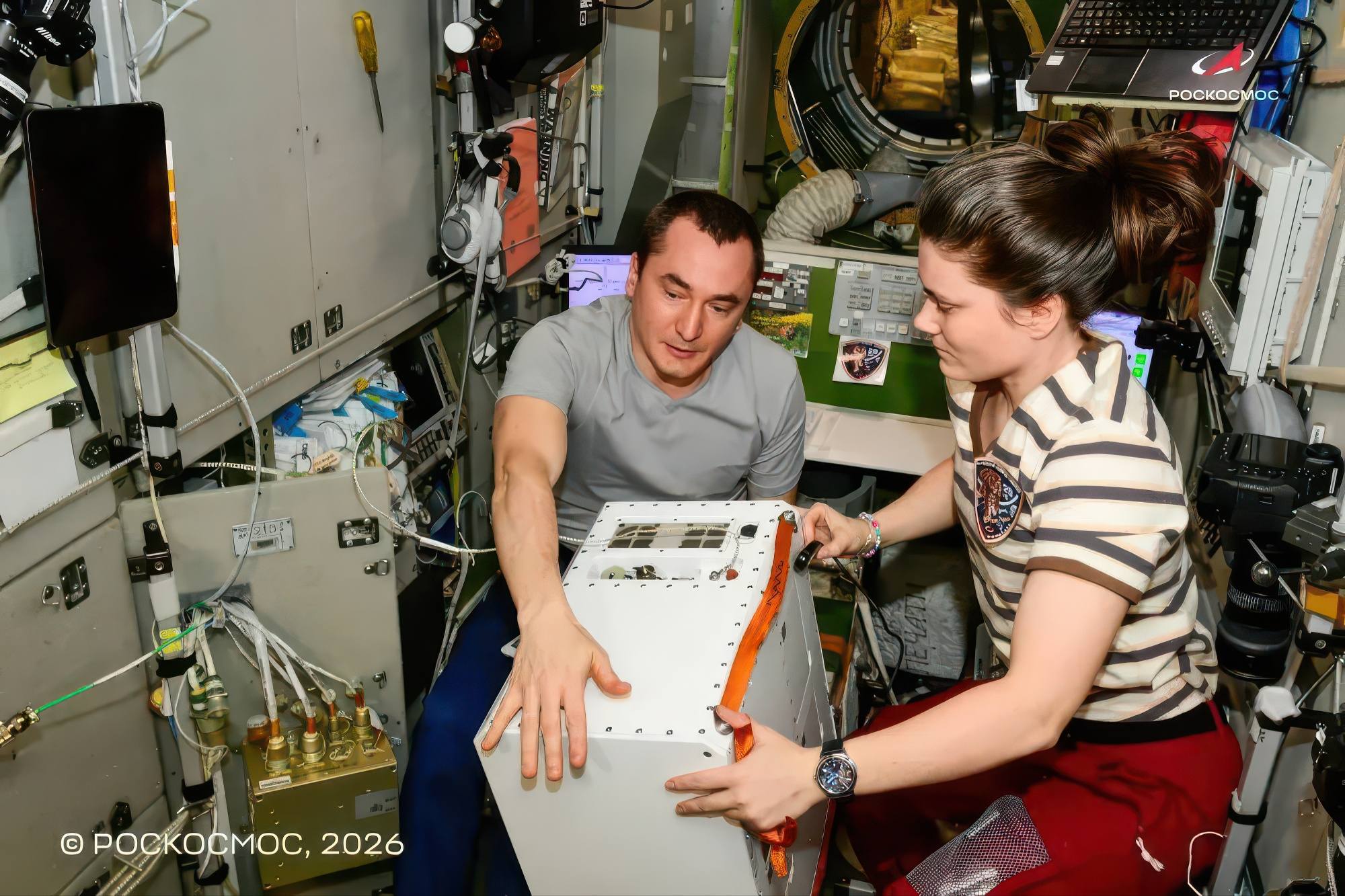 Installation de l'appareil à bord du segment russe de l'ISS par Pyotr Doubrov et Anna Kikina.